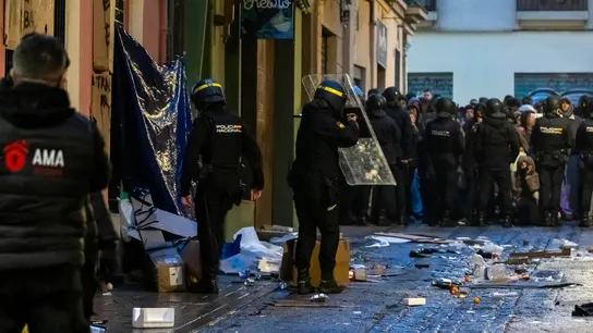 Imagen del cordón policial y de la empresa de desokupación. Imagen del cordón policial y de la empresa de desokupación.
