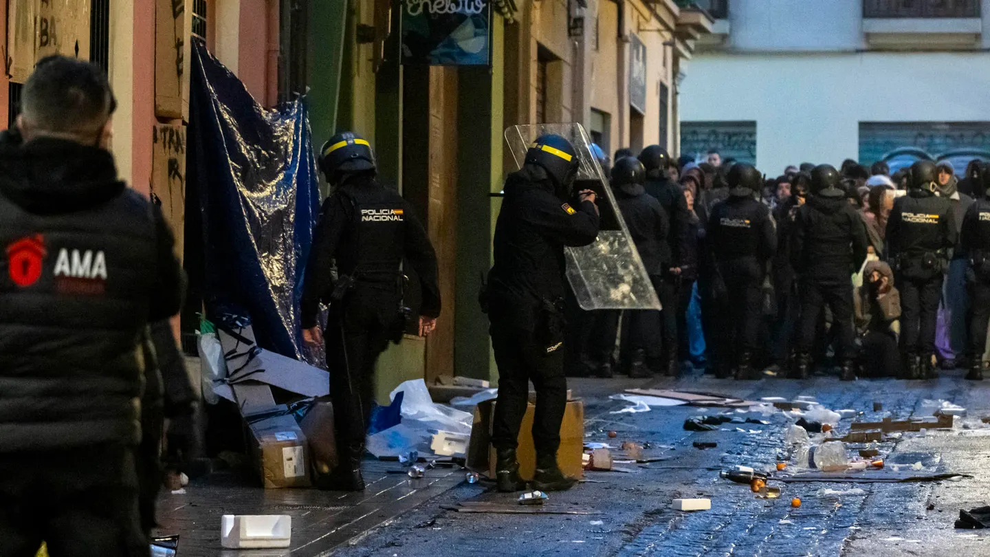 Imagen del cordón policial y de la empresa de desokupación. Imagen del cordón policial y de la empresa de desokupación.