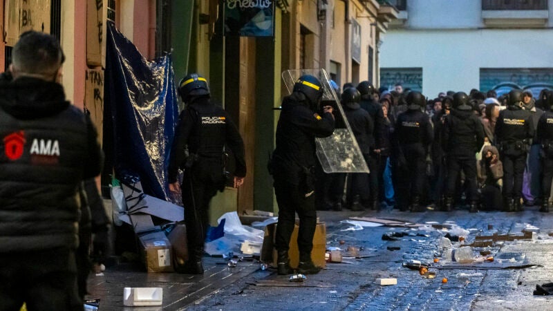 Imagen del cordón policial y de la empresa de desokupación.