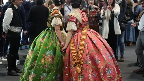 Dos falleras en el pabellón de la Comunidad Valenciana Dos falleras en el pabellón de la Comunidad Valenciana
