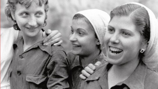 Detalle de la cubierta de 'El baile de las que sobran', de Fermina Ca&ntilde;averas