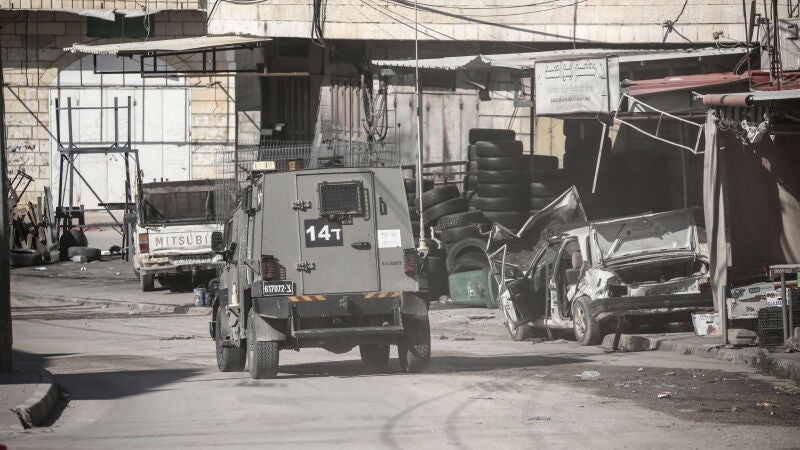 Un coche de las fuerzas israelíes patrulla en las calles de Yenín, en Cisjordania. 