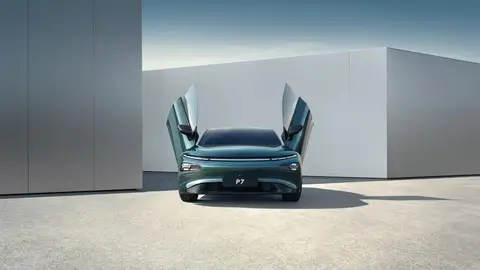 Olvida el Xiaomi SU7, el deportivo eléctrico chino barato tiene puertas de tijera y es más barato que un BMW Serie 3 Xpeng P7