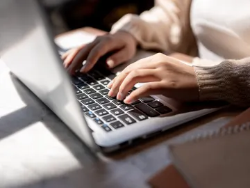 Mujer trabajando con el ordenador Mujer trabajando con el ordenador