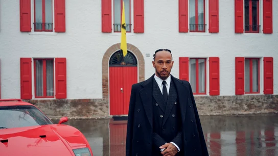 Hamilton posa ya como piloto de Ferrari Hamilton posa ya como piloto de Ferrari