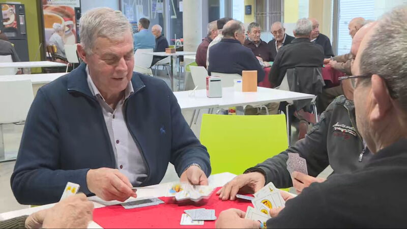 Uno de los afectados por la sustancia psicotrópica juega a las cartas en Zaidín, Huesca.