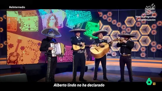 Los mariachis de El Intermedio dedican una canción al novio de Ayuso: "Ese piso que tienes, Alberto, lindo, ¿cómo se paga?" Los mariachis de El Intermedio dedican una canción al novio de Ayuso: "Ese piso que tienes, Alberto, lindo, ¿cómo se paga?"