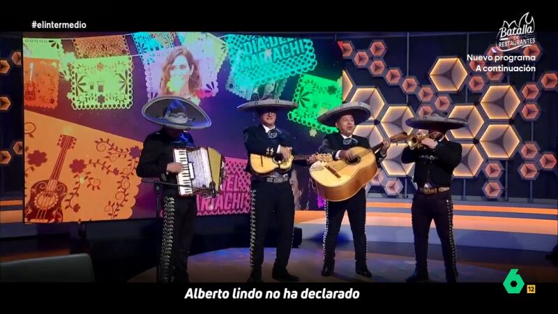 Los mariachis de El Intermedio dedican una canción al novio de Ayuso: "Ese piso que tienes, Alberto, lindo, ¿cómo se paga?"