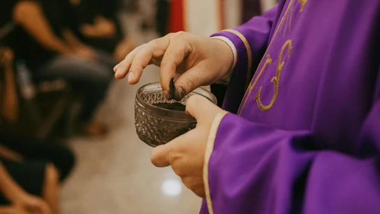 Un sacerdote católico, con las cenizas para imporner la cruz un Miércoles de Ceniza. Un sacerdote católico, con las cenizas para imporner la cruz un Miércoles de Ceniza.