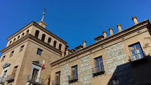 Fachada de la Casa de las siete chimeneas de Madrid Fachada de la Casa de las siete chimeneas de Madrid