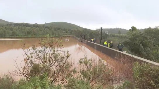 Efectivos trabajan en el entorno del embalse Monte Félix-Toril. Efectivos trabajan en el entorno del embalse Monte Félix-Toril.