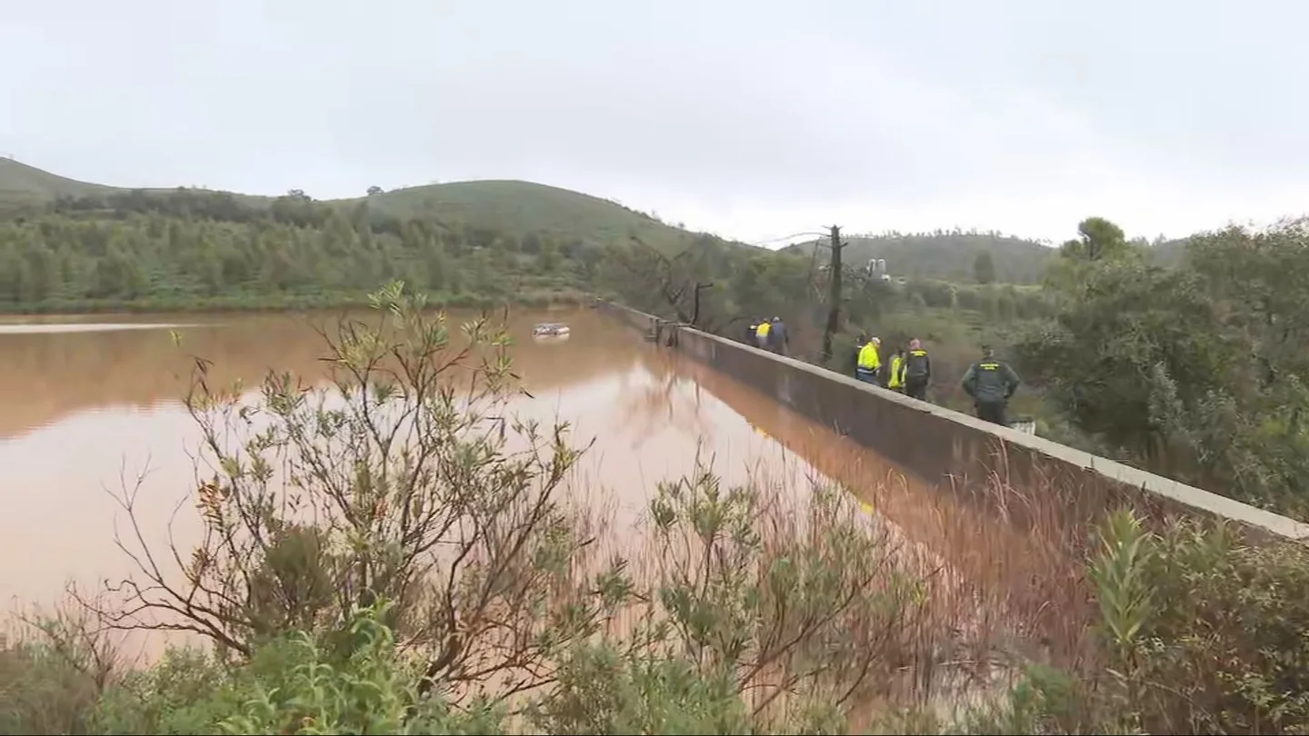 Efectivos trabajan en el entorno del embalse Monte Félix-Toril. Efectivos trabajan en el entorno del embalse Monte Félix-Toril.