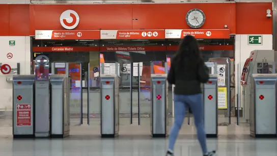 Imagen de archivo de los tornos de Cercanías Renfe del intercambiador de transportes de Nuevos Ministerios, en Madrid.  Imagen de archivo de los tornos de Cercanías Renfe del intercambiador de transportes de Nuevos Ministerios, en Madrid.
