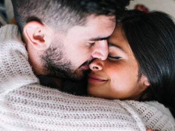 Una pareja en un momento cari&ntilde;oso
