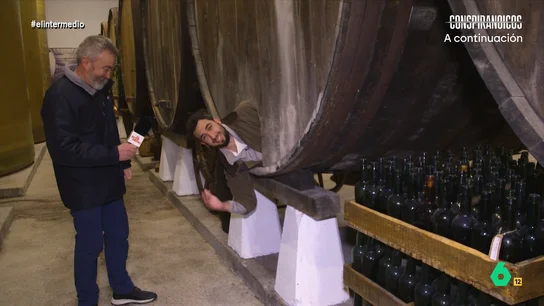 Isma Juárez se introduce en el interior de un tonel de sidra: "Tiene más metros que mi piso en Madrid" El reportero visita Nava, un municipio de Asturias para descubrir todos los secretos de la sidra. Isma visita una finca en la que elaboran esta bebida y, además, aprende, gracias a Antonio, un escanciador profesional, cómo escanciarla.