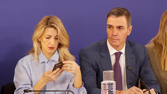 Sánchez, junto a Yolanda Díaz durante la reunión interministerial sobre la dana Sánchez, junto a Yolanda Díaz durante la reunión interministerial sobre la dana