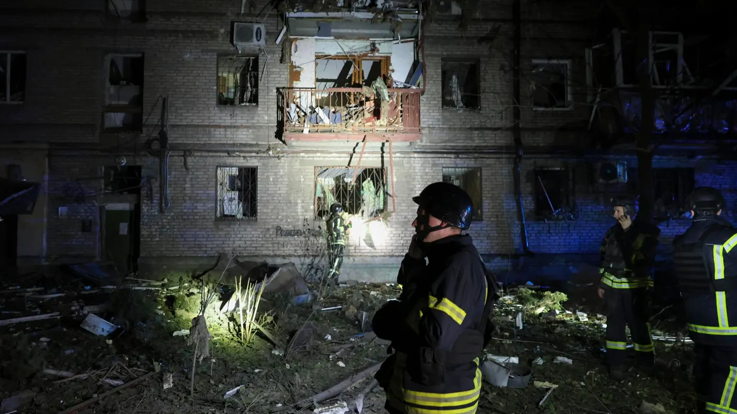 Imagen de archivo de rescatistas ucranianos trabajando tras un bombardeo nocturno contra un edificio residencial en Zaporiyia, Ucrania Imagen de archivo de rescatistas ucranianos trabajando tras un bombardeo nocturno contra un edificio residencial en Zaporiyia, Ucrania