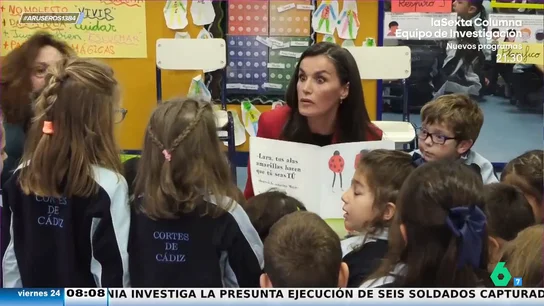 Alfonso Arús, al ver a la reina Letizia leer un cuento a unos niños en el suelo: "Cuidado, tiene arte" Alfonso Arús, al ver a la reina Letizia leer un cuento a unos niños en el suelo: "Cuidado, tiene arte"