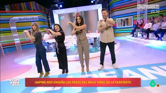 Jiaping enseña a los zapeadores el baile viral de la serpiente: "Esto lo hacía José Luis Moreno" En las redes sociales chinas se ha popularizado un reto con motivo de la celebración del Año Nuevo chino: un baile dedicado al horóscopo del año que comienza. Por eso Jiaping muestra cuáles son sus pasos principales.