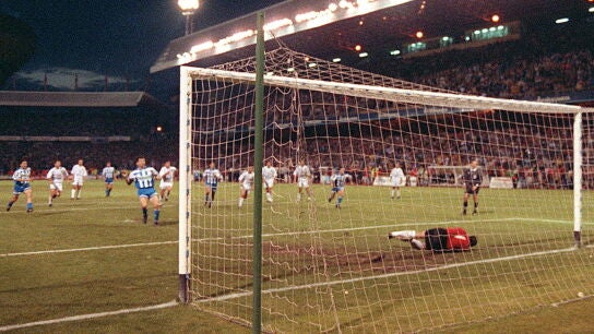 Gonz&aacute;lez atrapa el lanzamiento de Djukic