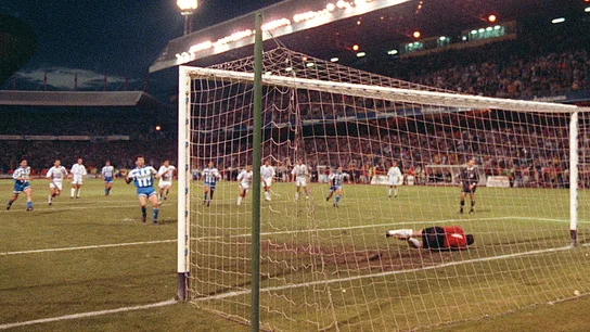 González atrapa el lanzamiento de Djukic González atrapa el lanzamiento de Djukic