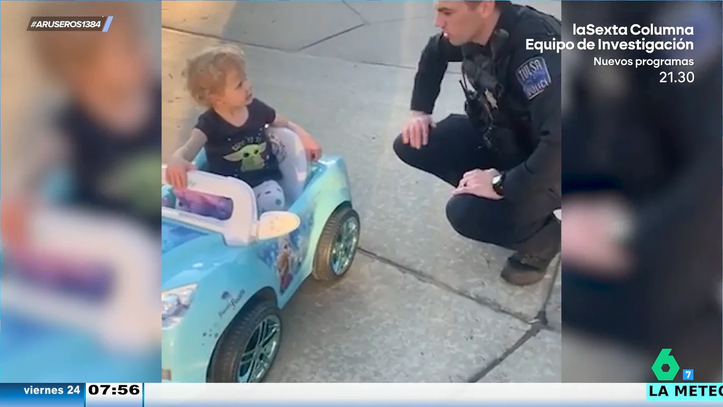 El divertido vídeo viral de un policía dando el alto a una niña que va conduciendo su coche de juguete: "¿Sabe a qué velocidad iba?" El divertido vídeo viral de un policía dando el alto a una niña que va conduciendo su coche de juguete: "¿Sabe a qué velocidad iba?"