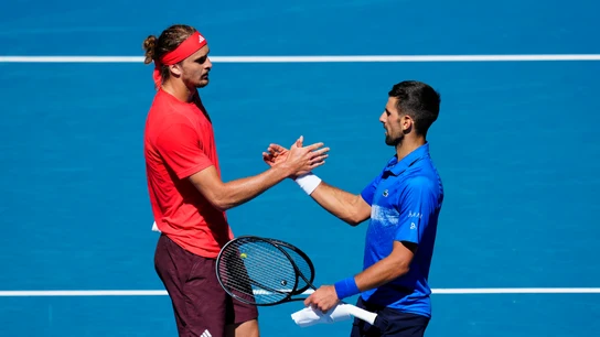 Zverev se saluda con Djokovic Zverev se saluda con Djokovic