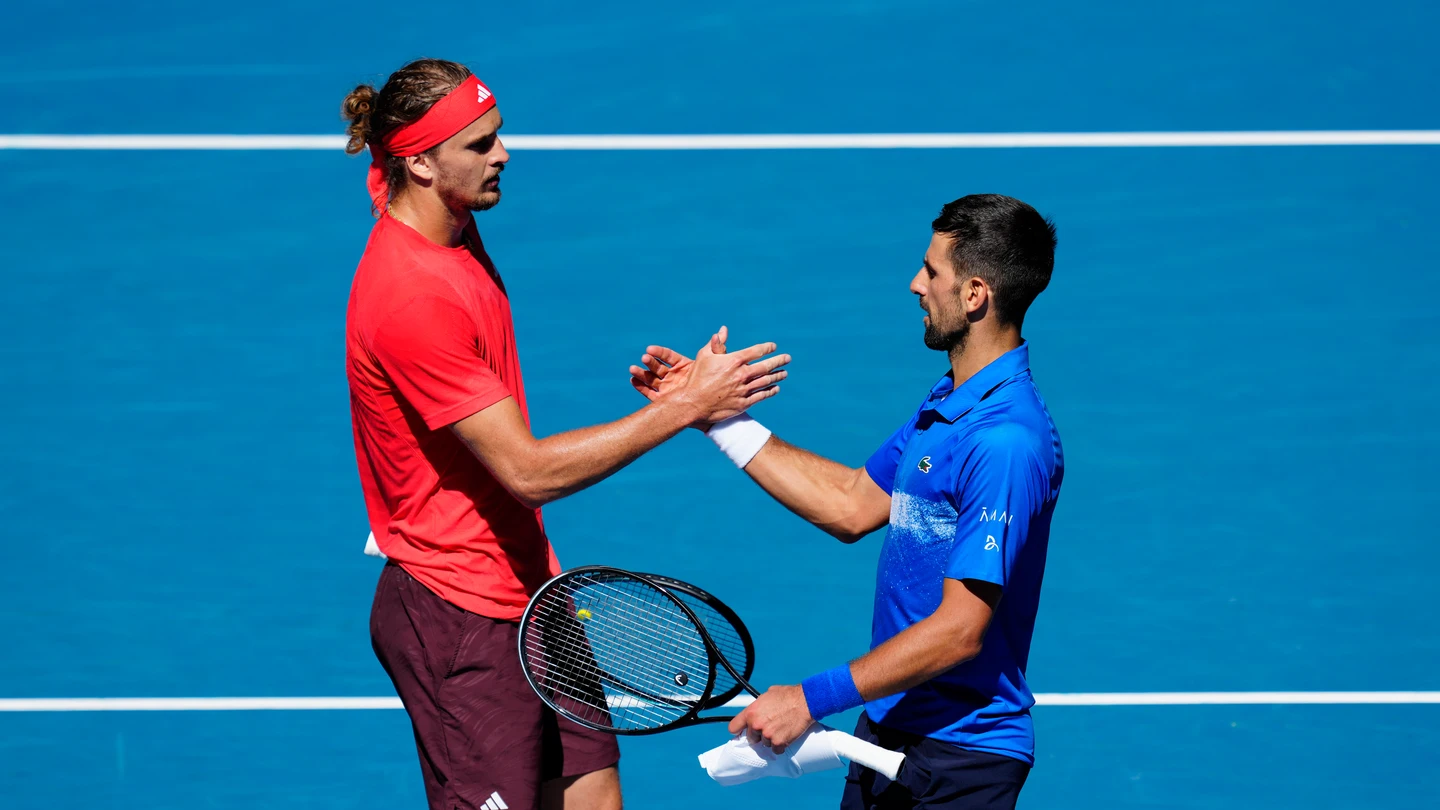 Zverev se saluda con Djokovic Zverev se saluda con Djokovic