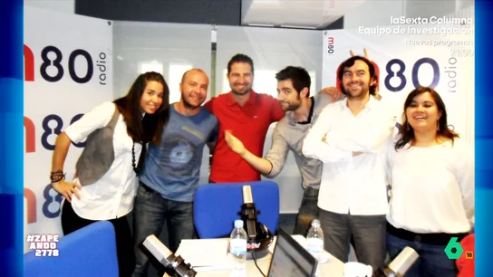 MIki Nadal abre 'el baúl de los recuerdos' y muestra una foto de Dani Mateo y María Gómez de hace 10 años Gómez y el presentador de Zapeando compartieron programa en M80. "Yo era becaria", explica María. "¿Por qué parezco Mikel Izal con 300 pulseras?", pregunta, irónica, la zapeadora.