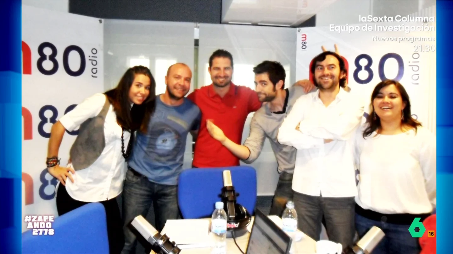 MIki Nadal abre 'el baúl de los recuerdos' y muestra una foto de Dani Mateo y María Gómez de hace 10 años Gómez y el presentador de Zapeando compartieron programa en M80. "Yo era becaria", explica María. "¿Por qué parezco Mikel Izal con 300 pulseras?", pregunta, irónica, la zapeadora.