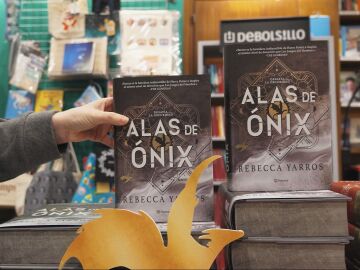 'Alas de Ónix', el fenómeno literario de Rebecca Yarros