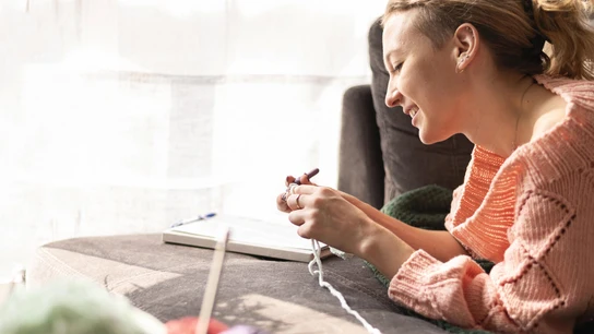 Una mujer haciendo manualidades. Una mujer haciendo manualidades.