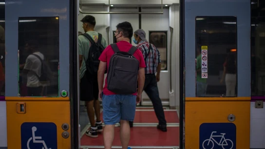 Viajeros entran a un tren en uno de los andenes de la estación de Sants (Barcelona) Viajeros entran a un tren en uno de los andenes de la estación de Sants (Barcelona)