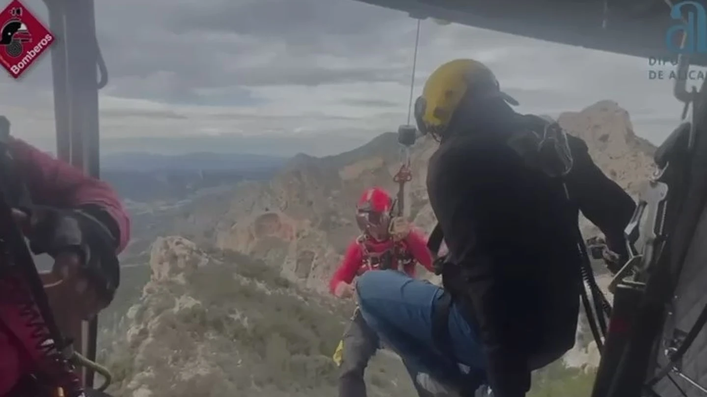 Bomberos rescatan en helicóptero a dos mujeres atrapadas en la sierra del Maigmó en Castalla Bomberos rescatan en helicóptero a dos mujeres atrapadas en la sierra del Maigmó en Castalla