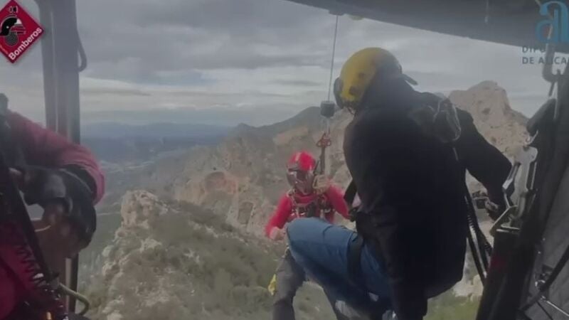 Bomberos rescatan en helicóptero a dos mujeres atrapadas en la sierra del Maigmó en Castalla