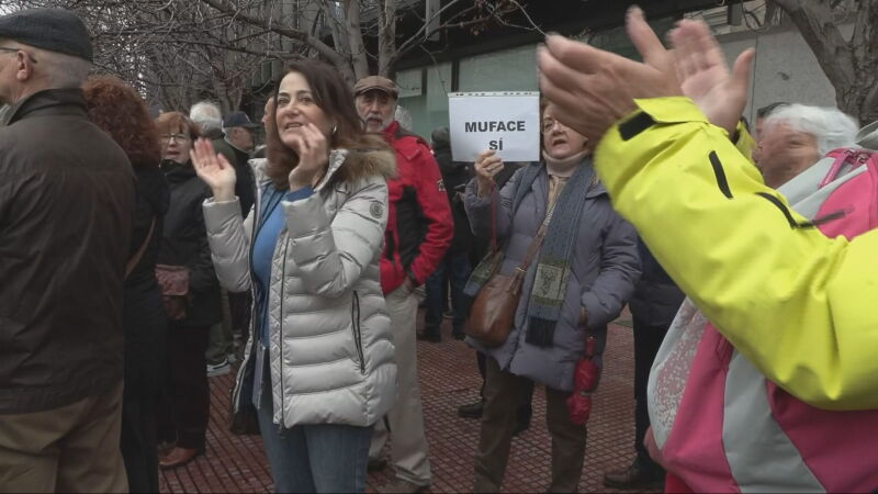 Cientos de manifestantes salen a las calles de toda España para exigir una solución a la crisis de Muface