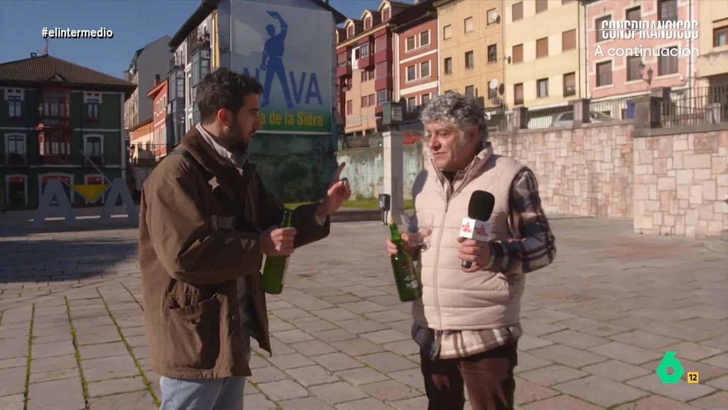 Isma Juárez demuestra su habilidad para escanciar sidra ante un escanciador: "Antonio está viendo muchos problemas" El reportero visita Asturias para conocer los secretos de su bebida más típica: la sidra. El reportero se atreve a escanciar sidra frente a Antonio, un vecino de Nava que, además, es escanciador.