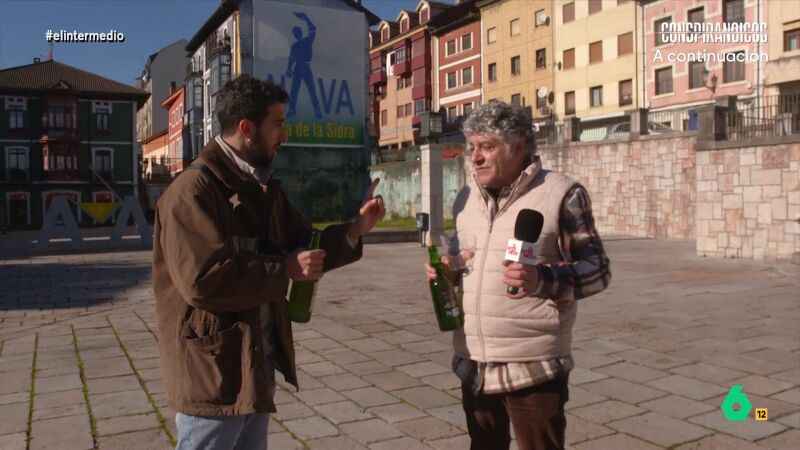 Isma Juárez demuestra su habilidad para escanciar sidra ante un escanciador: "Antonio está viendo muchos problemas"