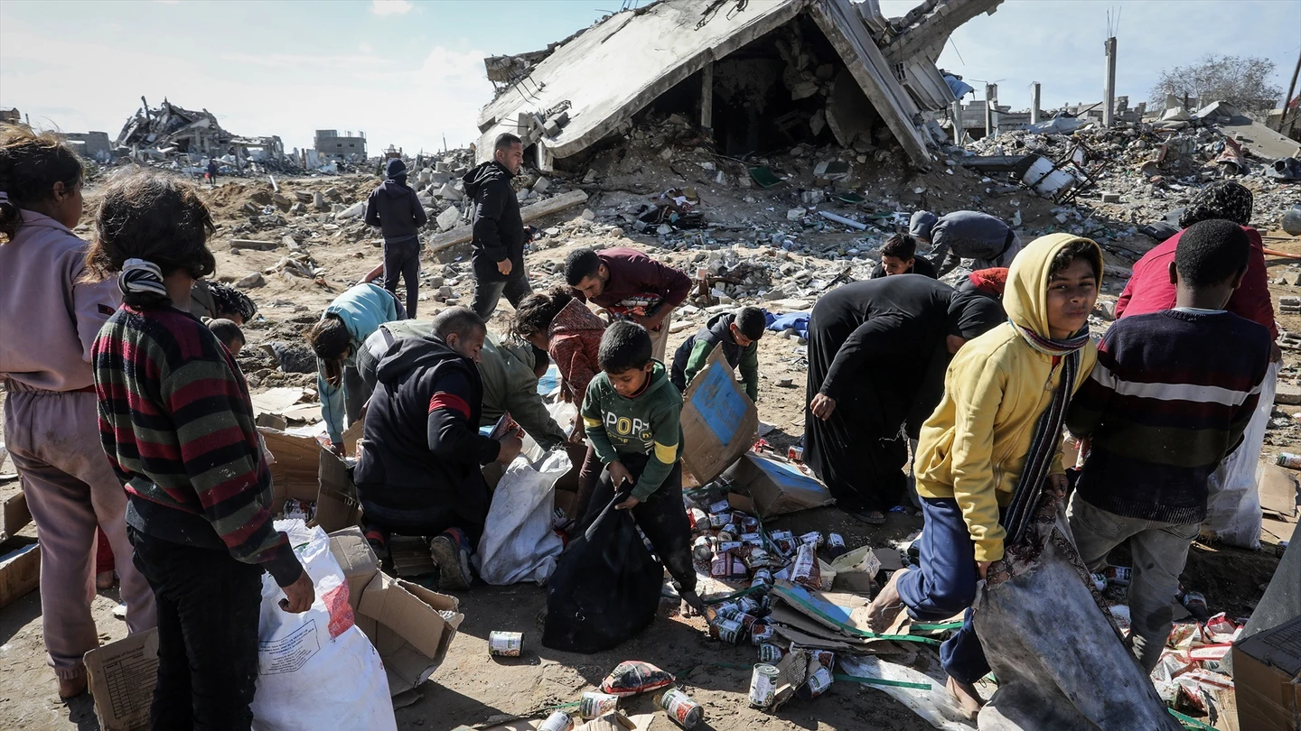 Palestinos recogiendo ayuda humanitaria Palestinos recogiendo ayuda humanitaria