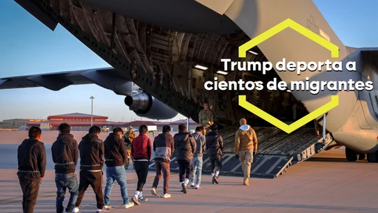Migrantes ingresando a un avión para un vuelo de deportación Migrantes ingresando a un avión para un vuelo de deportación