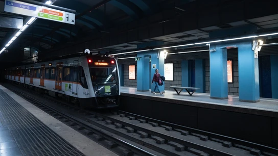 Una persona en un andén de la estación de Gràcia Una persona en un andén de la estación de Gràcia