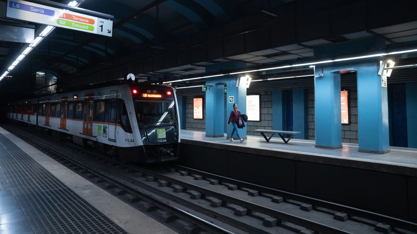 Una persona en un andén de la estación de Gràcia Una persona en un andén de la estación de Gràcia