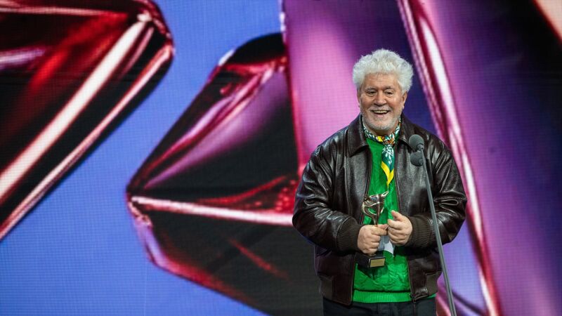 Pedro Almodóvar gana el Feroz al Mejor Director por su película 'La habitación de al lado' en los premios Feroz 