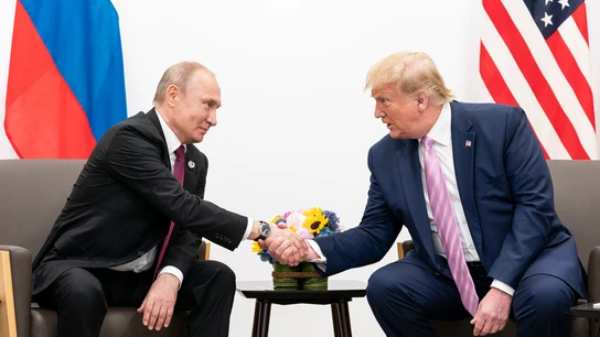 Reunión de Donald Trump y Putin en 2019. Foto de archivo. Reunión de Donald Trump y Putin en 2019. Foto de archivo.