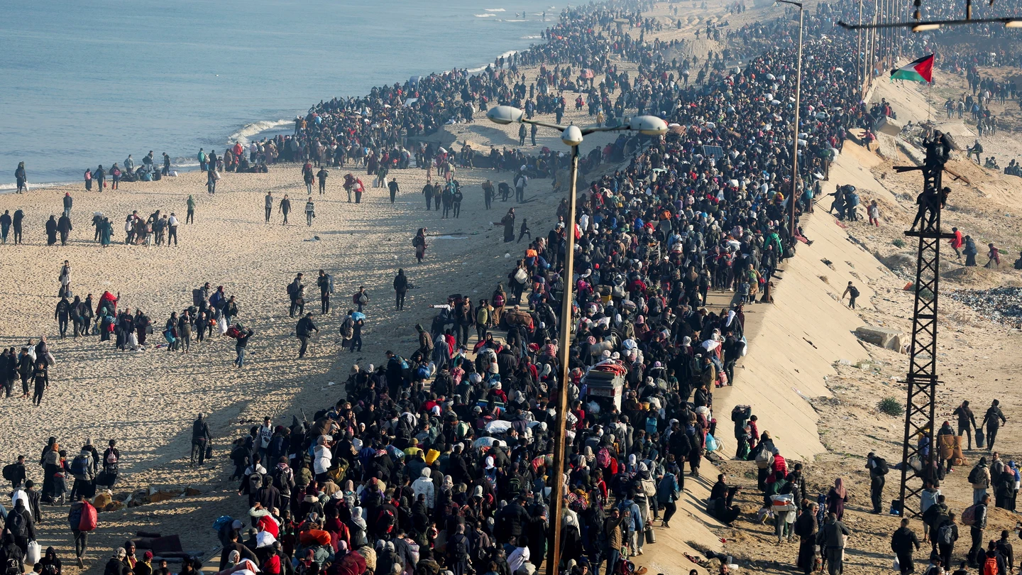 Imagen de miles de palestinos que tratan de regresar a la Franja de Gaza tras el alto el fuego. Imagen de miles de palestinos que tratan de regresar a la Franja de Gaza tras el alto el fuego.
