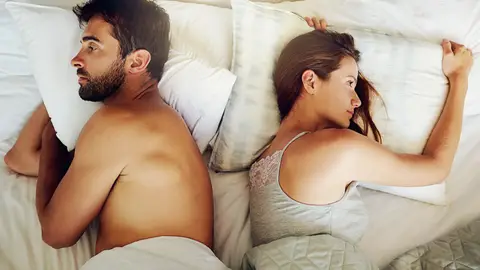 Pareja enfadada en la cama Pareja enfadada en la cama