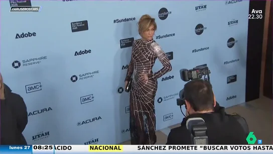 Jennifer Lopez eclipsa con un vestido de transparencias como si fuera una telaraña Jennifer Lopez eclipsa con un vestido de transparencias como si fuera una telaraña