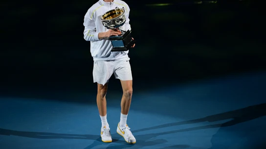 Sinner con el título de campeón del Open de Australia Sinner con el título de campeón del Open de Australia