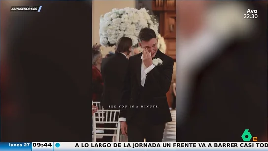 Un novio rompe a llorar al escuchar el mensaje de su hija en su boda: "Hola papi, soy yo" Un novio rompe a llorar al escuchar el mensaje de su hija en su boda: "Hola papi, soy yo"