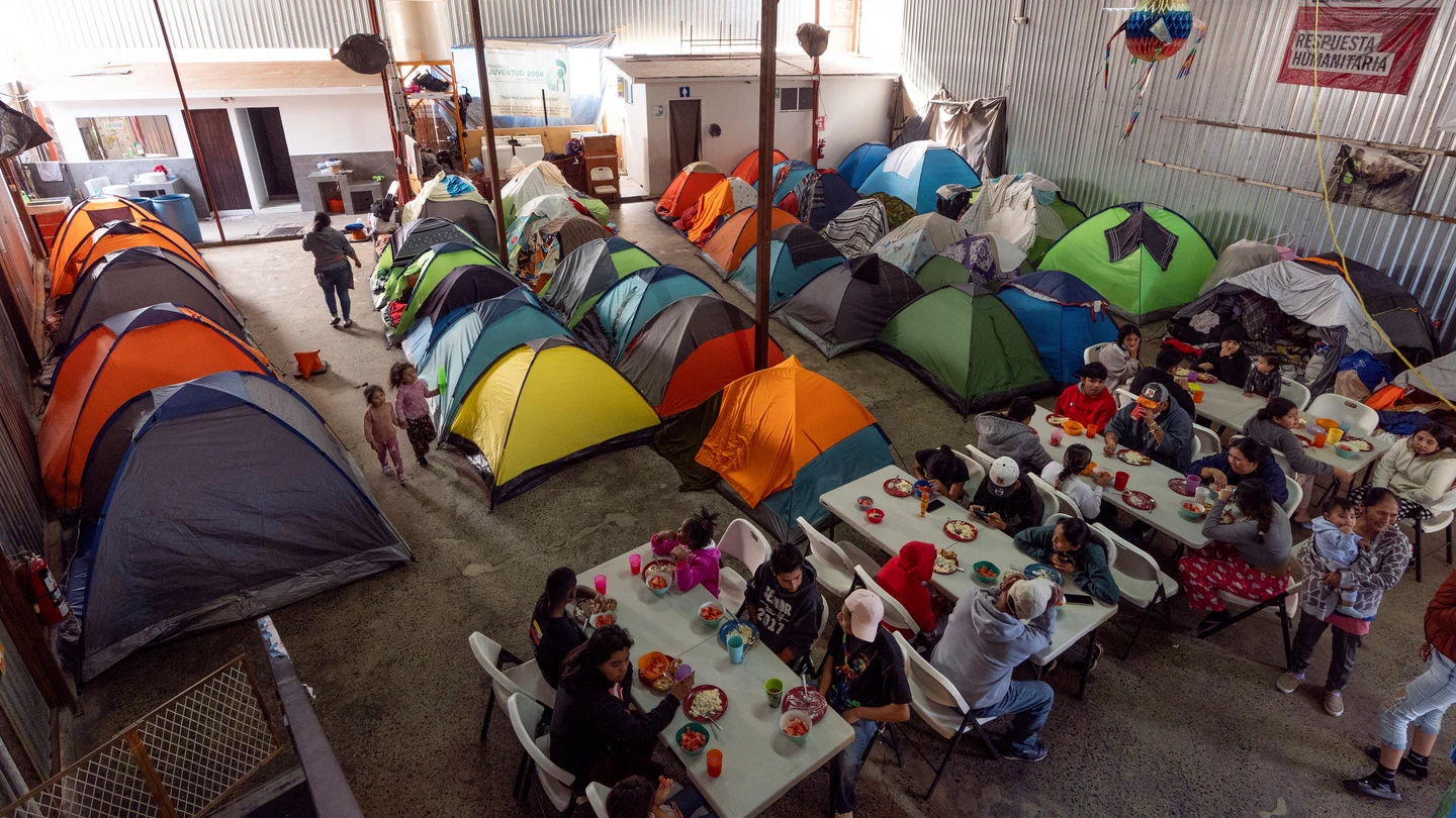 Migrantes en un centro de una localidad fronteriza con EEUU Migrantes en un centro de una localidad fronteriza con EEUU